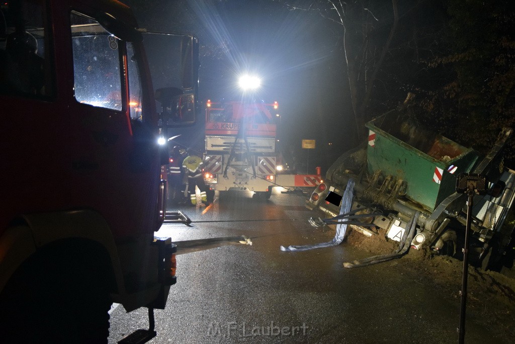 Container LKW umgestuerzt Koeln Brueck Bruecker- Dellbruecker Mauspfad P411.JPG - Miklos Laubert